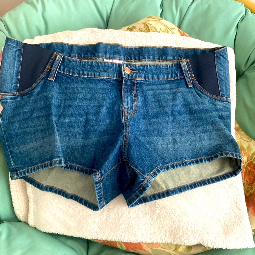 NWT Isabel Maternity Blue Denim Midi Shorts - Size 16 brand new.